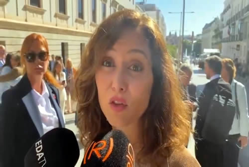 Isabel Díaz Ayuso increpando a Willy Veleta de Canal Red